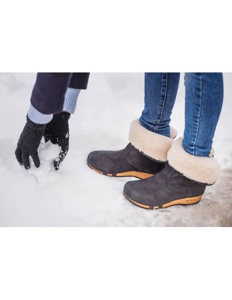 SCARPONCINO IN LEGNO, PELLE E VELLO D'AGNELLO MOD. ULLI