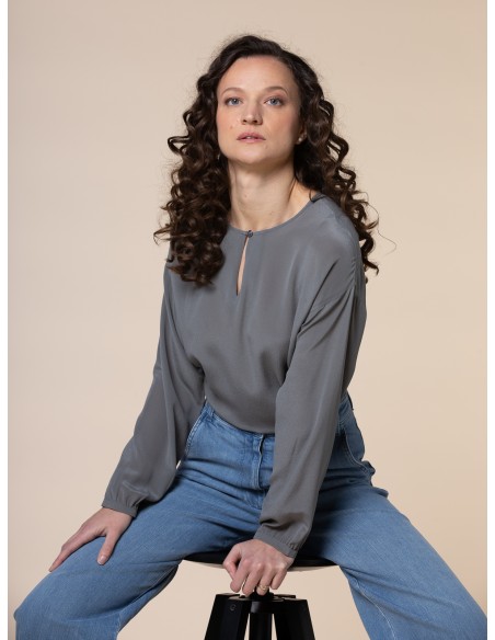 BLUSA IN 100% SETA CON SCOLLO A GOCCIA E TASCHINA