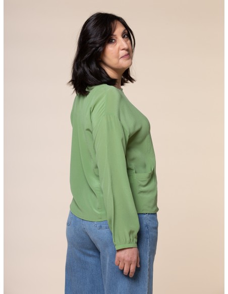 BLUSA IN 100% SETA CON SCOLLO A GOCCIA E TASCHINA