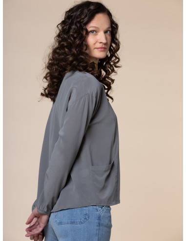 BLUSA IN 100% SETA CON SCOLLO A GOCCIA E TASCHINA