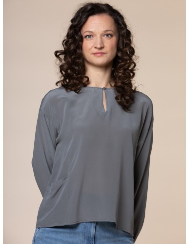 BLUSA IN 100% SETA CON SCOLLO A GOCCIA E TASCHINA
