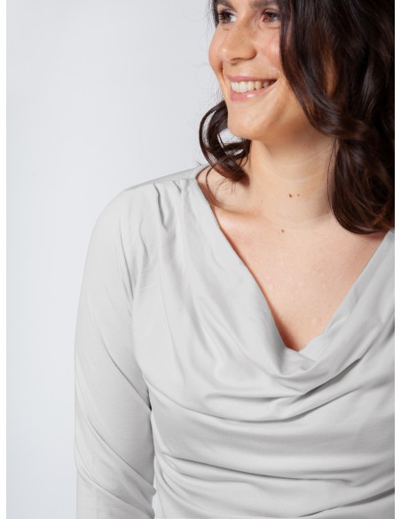 MAGLIA IN BAMBU' CON SCOLLO A CASCATA E MANICA LUNGA