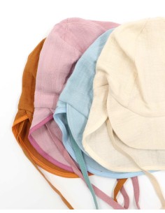 CAPPELLO BABY IN MUSSOLA DI COTONE BIO "TONY" - NATURALE 2